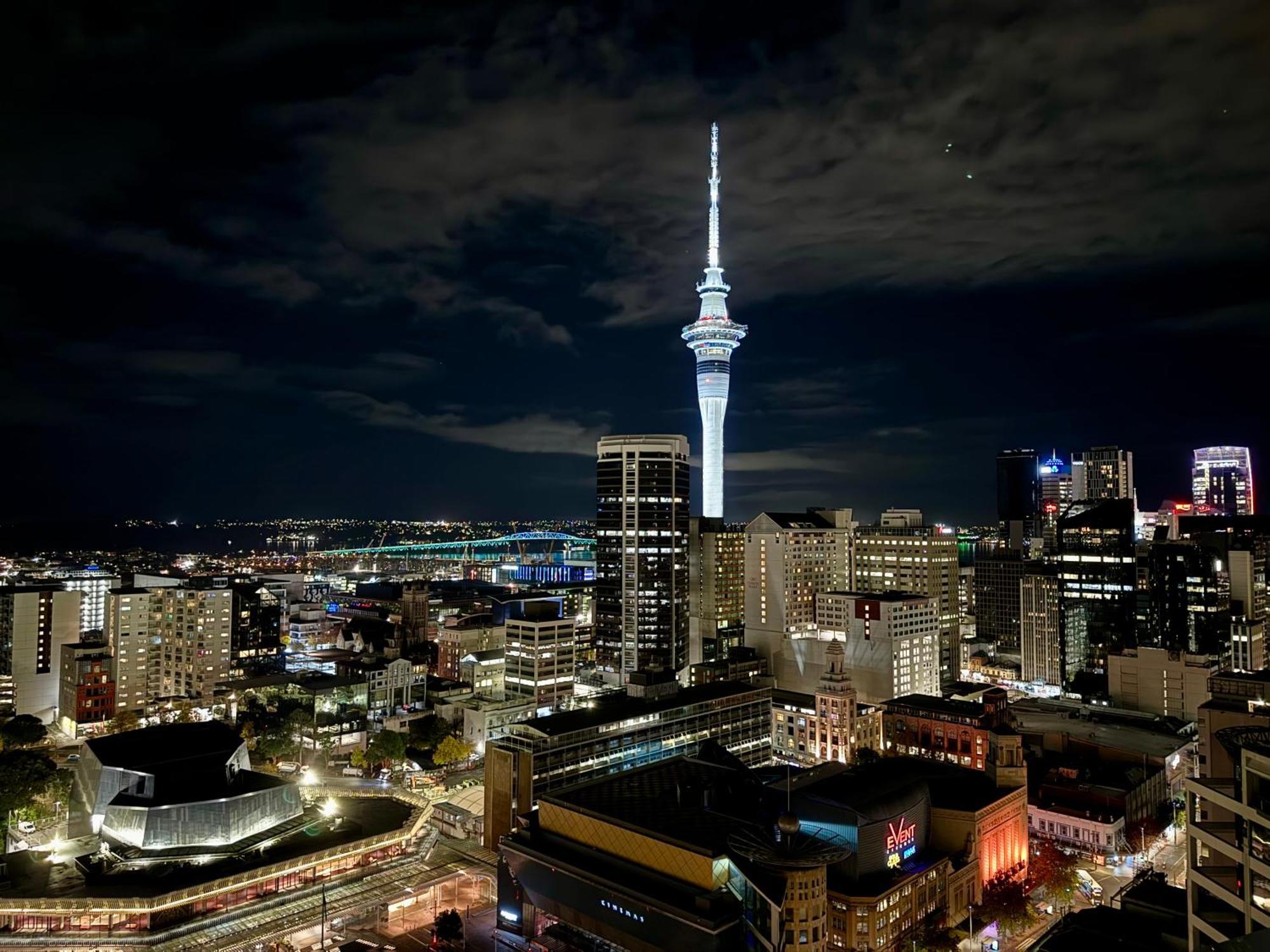 Skytower And City View 2 Bedroom Apartment On High Floor โอ๊คแลนด์ ภายนอก รูปภาพ